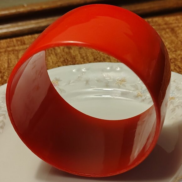 Vtg Cherry Red Wide Thick Plastic Lucite Chunky Statement Bangle Bracelet MOD - Picture 1 of 4